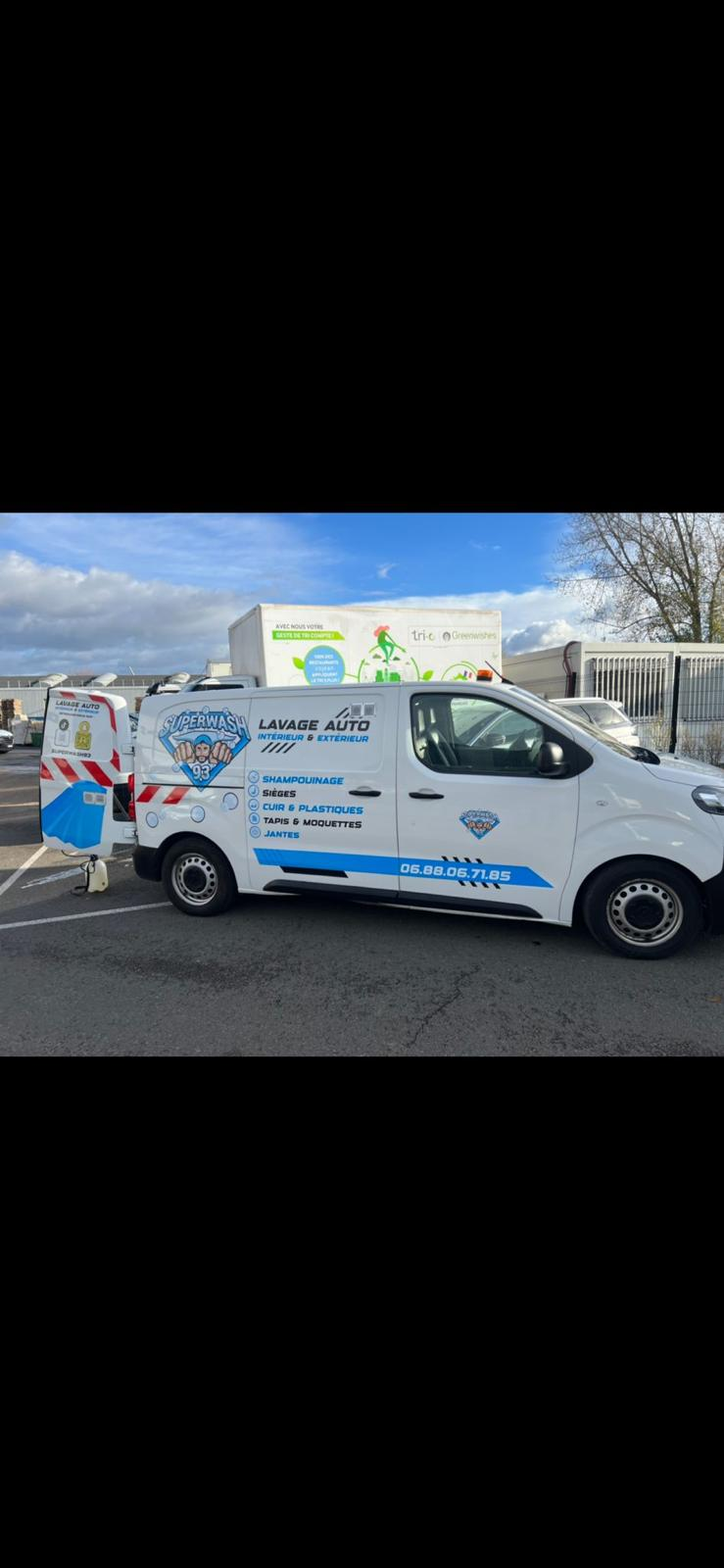Utilitaire SuperWash équipé pour le lavage auto intérieur et extérieur